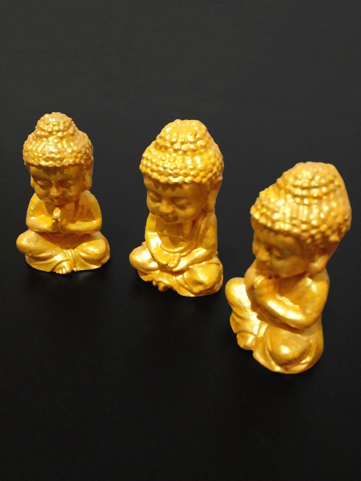 Altın renkli 3’lü küçük Buda heykeli seti, taş tozu dekoratif minyatür meditasyon figürleri - sol üst önden görünüm