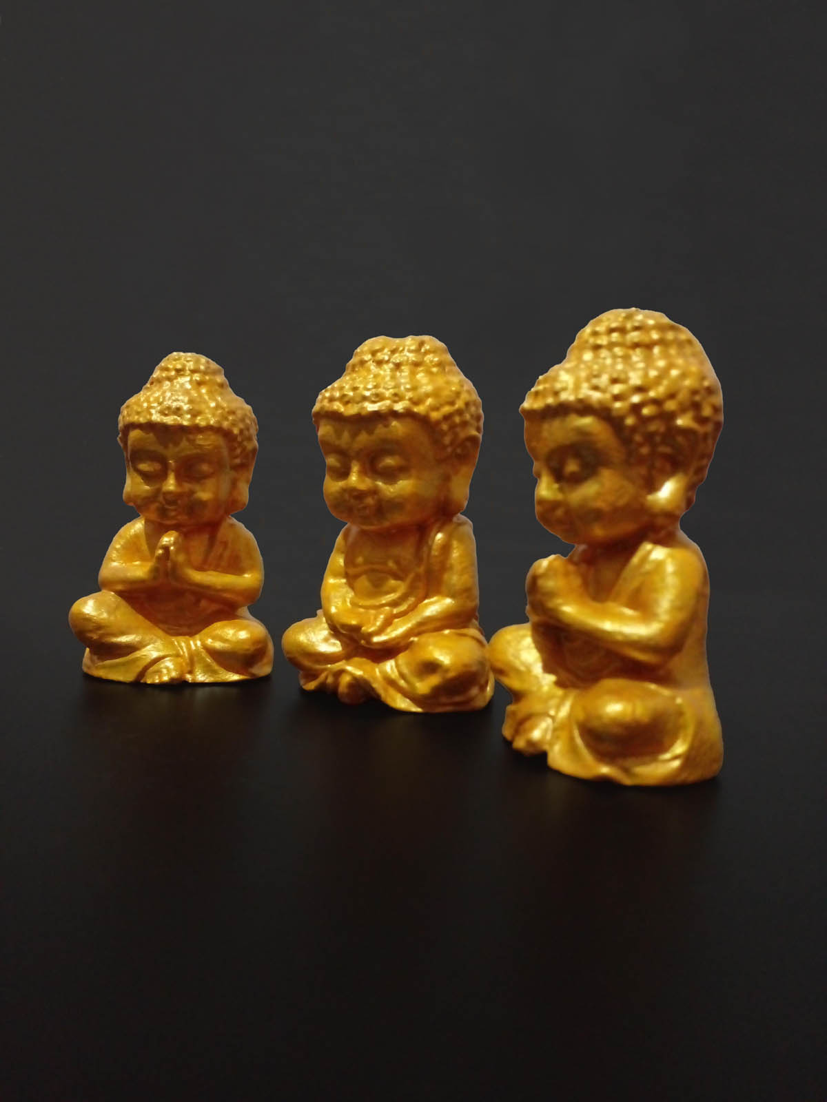Altın renkli 3’lü küçük Buda heykeli seti, taş tozu dekoratif minyatür meditasyon figürleri - sol önden görünüm
