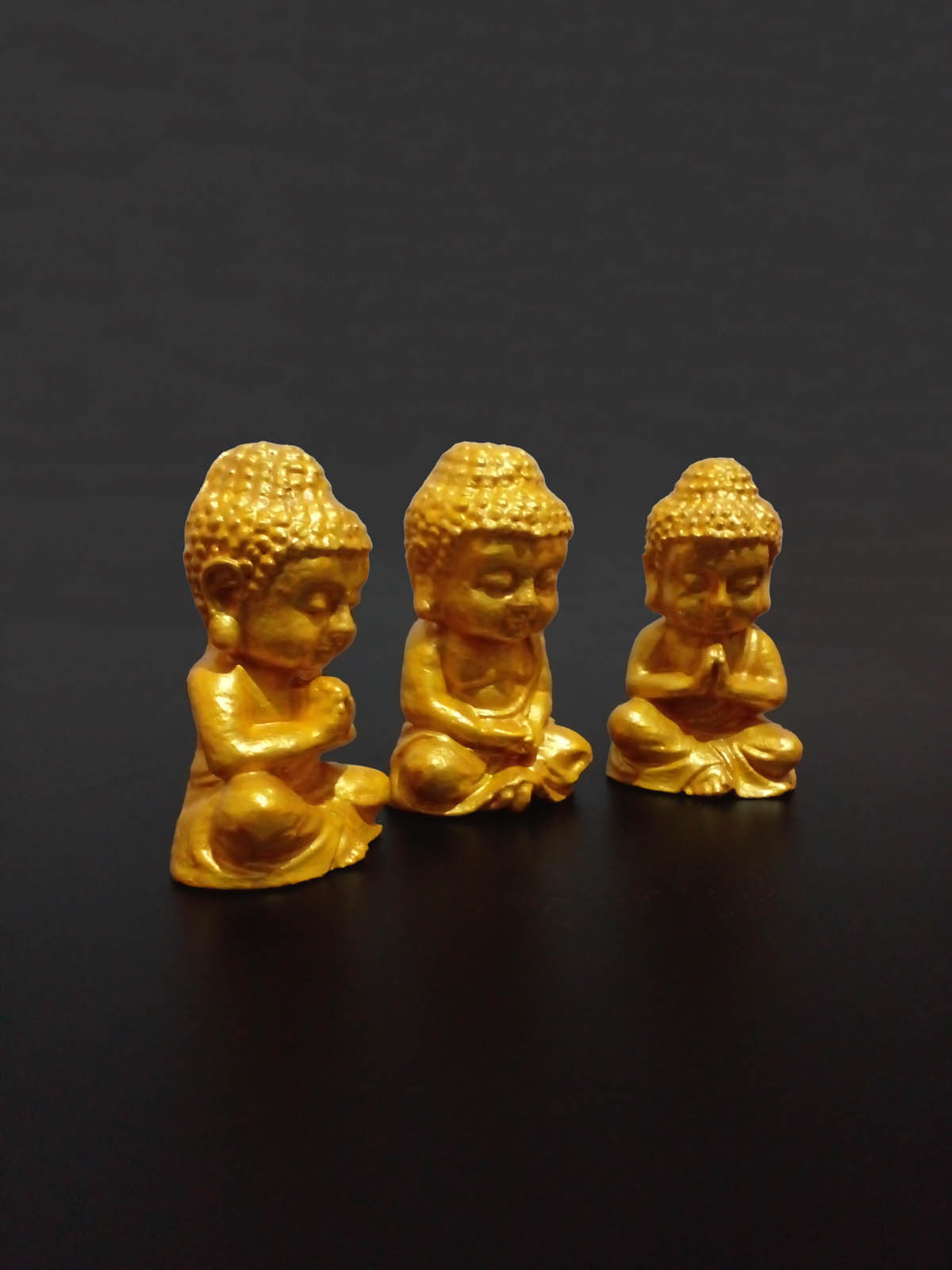 Altın renkli 3’lü küçük Buda heykeli seti, taş tozu dekoratif minyatür meditasyon figürleri - sağ önden görünüm