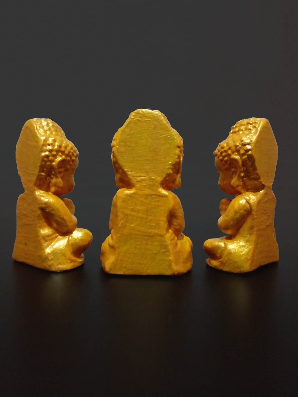 Altın renkli 3’lü küçük Buda heykeli seti, taş tozu dekoratif minyatür meditasyon figürleri - arkadan görünüm