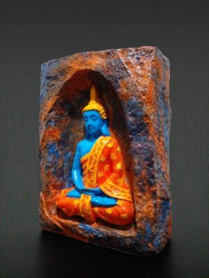 Mağara İçinde Meditasyon Yapan Buda Taş Tozu Mumluk, el boyama taş tozu dekoratif Buda heykeli, iki tealight mumluklu - sol önden görünüm - vitrin fotoğrafı