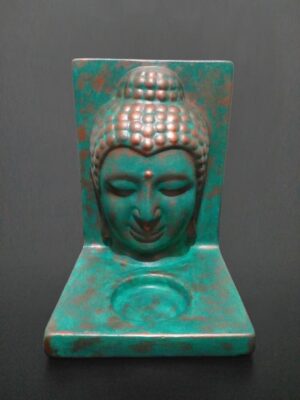 Zümrüt yeşili üzerine bakır eskitmeli, taş tozundan yapılmış Buda mumluk – ön görünüm. Vitrin fotoğrafı