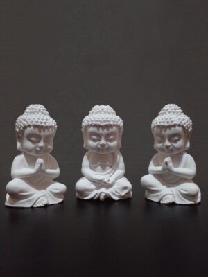 Beyaz renkli 3’lü küçük Buda heykeli seti, taş tozu dekoratif minyatür meditasyon figürleri - önden görünüm - vitrin fotoğrafı